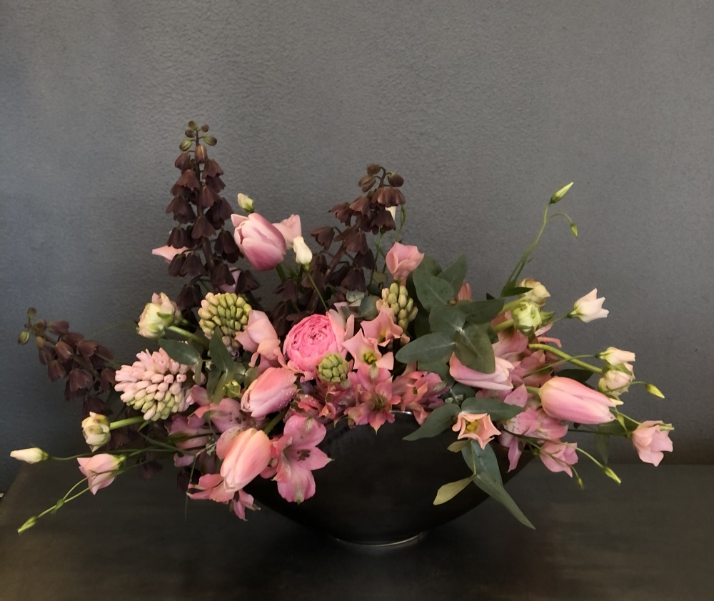 Keramikos indas su sezoninėmis gėlėmis 